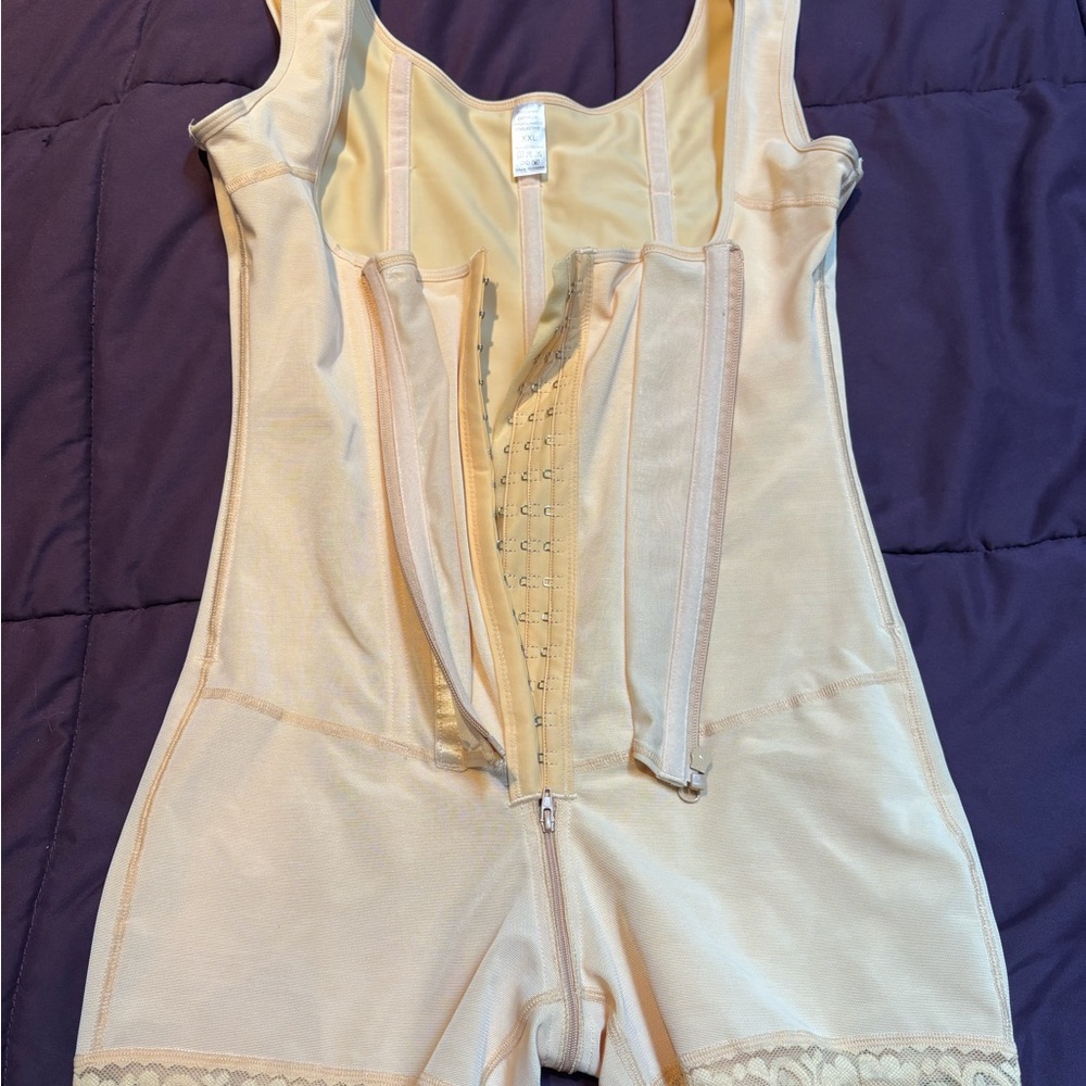Fans body shaper at great price, NWOT